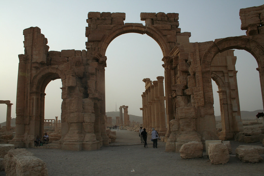 Palmyra - 2nd C AD 30 deg. bend articulating monumental arch over cardo