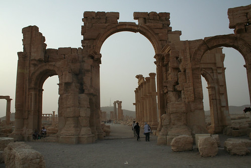 Palmyra - 2nd C AD 30 deg. bend articulating monumental arch over cardo
