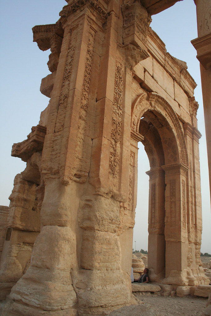Palmyra - 2nd C AD 30 deg. bend articulating monumental arch over cardo_3