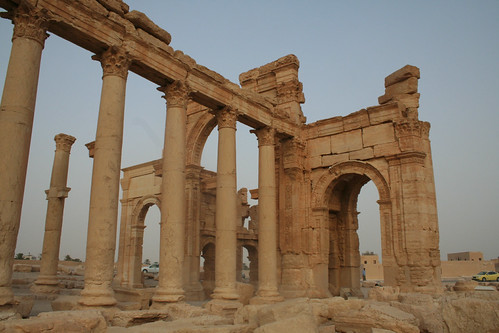 Palmyra - 2nd C AD 30 deg. bend articulating monumental arch over cardo_4