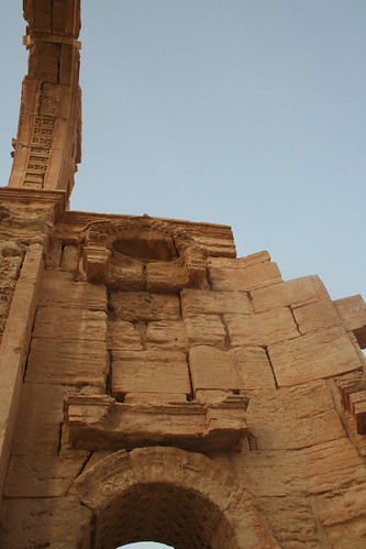 Palmyra - 2nd C AD 30 deg. bend articulating monumental arch over cardo_2